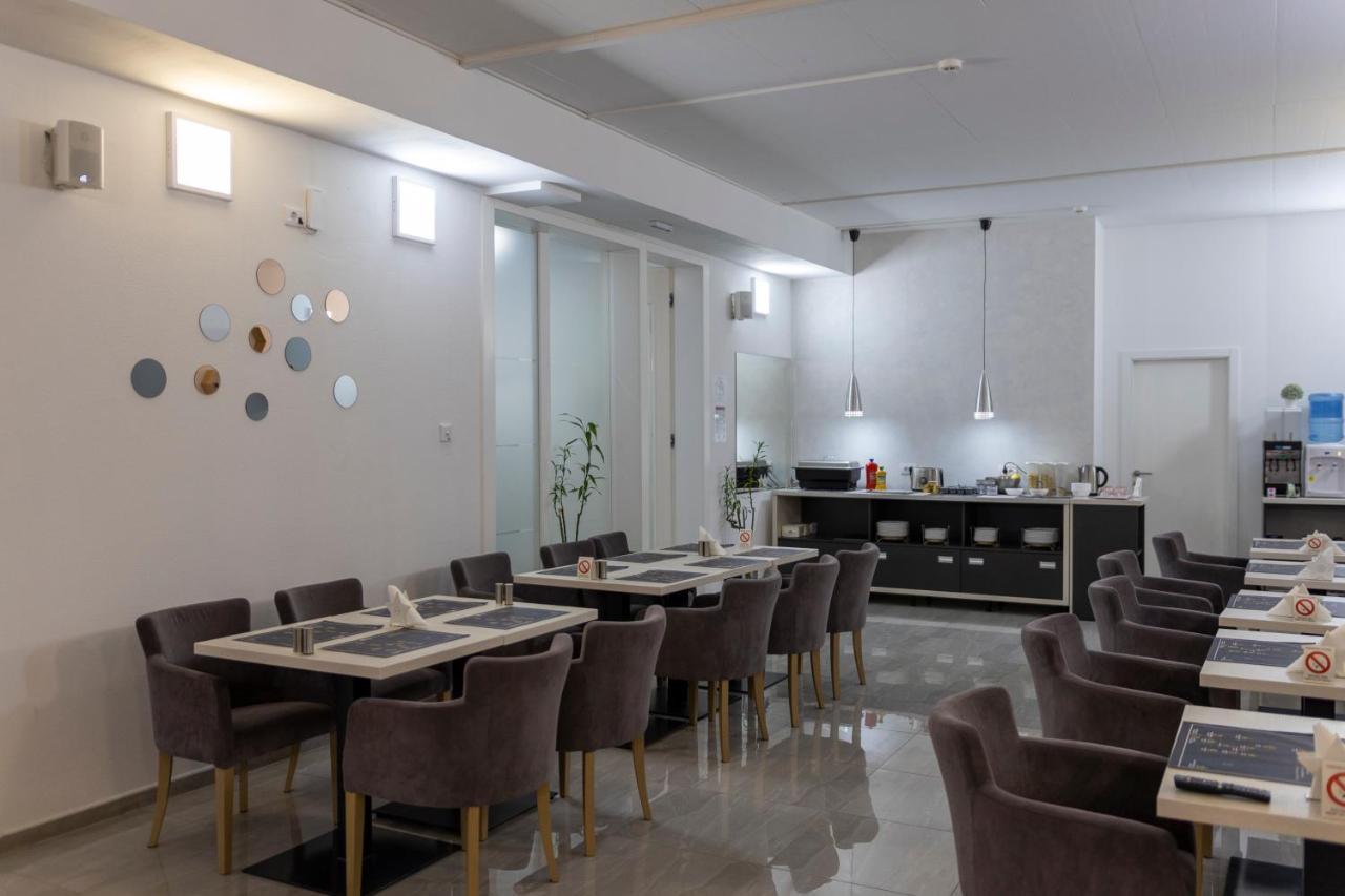 Garni Hotel 11Tica Dm Novi Sad Extérieur photo