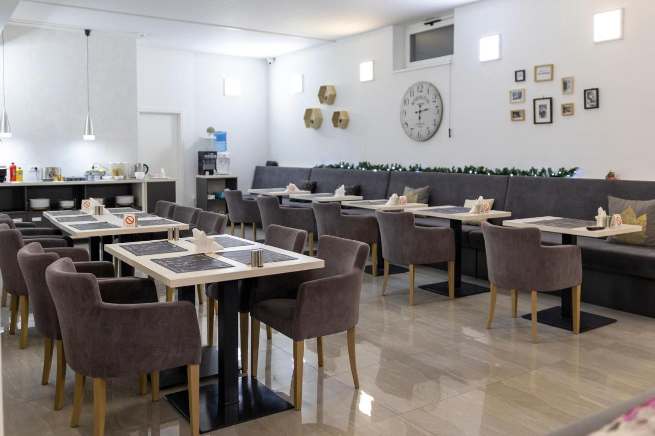 Garni Hotel 11Tica Dm Novi Sad Extérieur photo