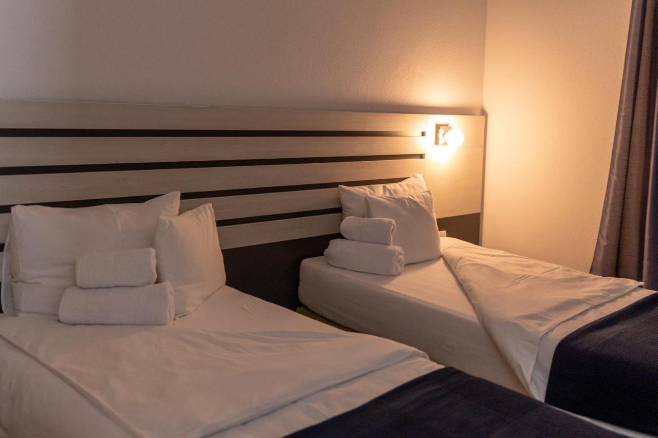 Garni Hotel 11Tica Dm Novi Sad Extérieur photo
