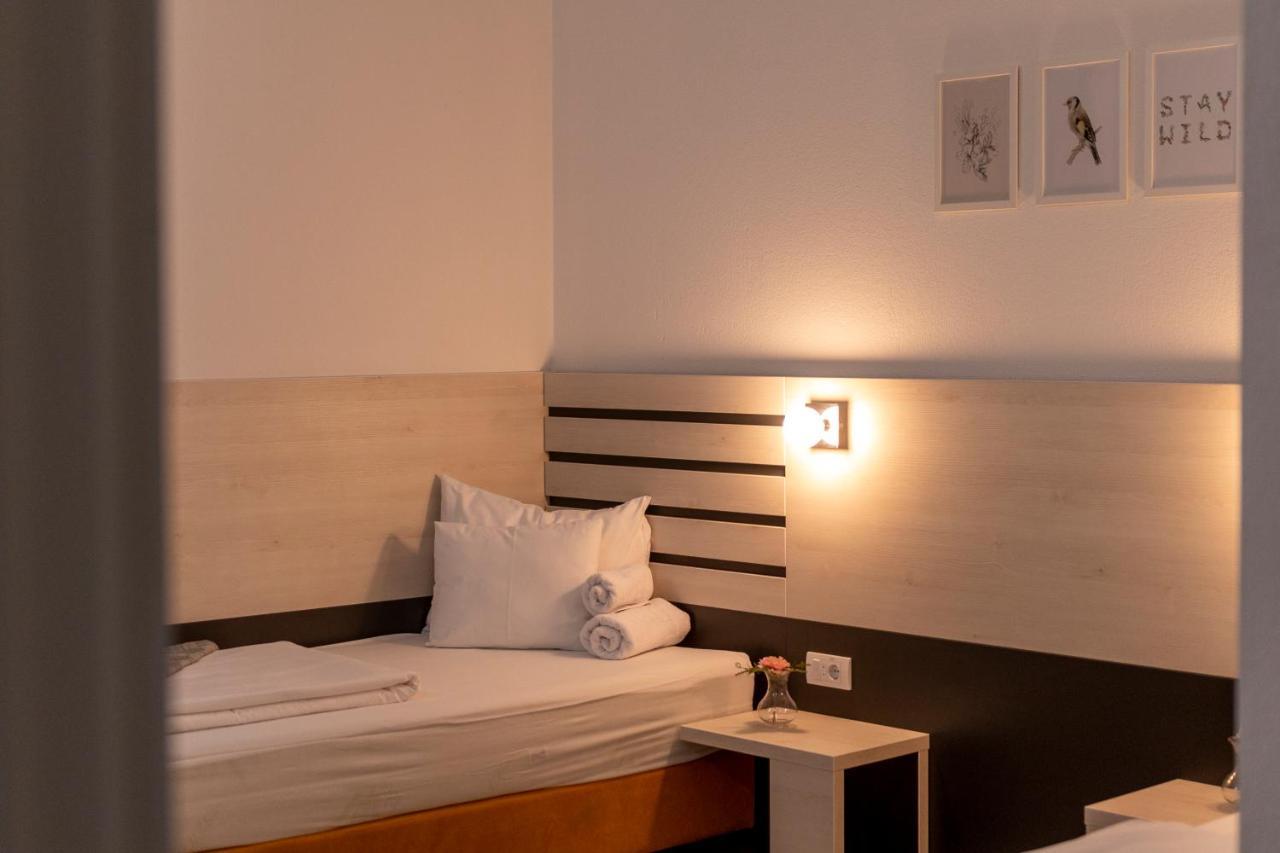 Garni Hotel 11Tica Dm Novi Sad Extérieur photo