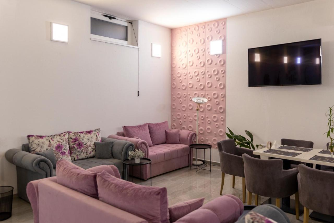 Garni Hotel 11Tica Dm Novi Sad Extérieur photo