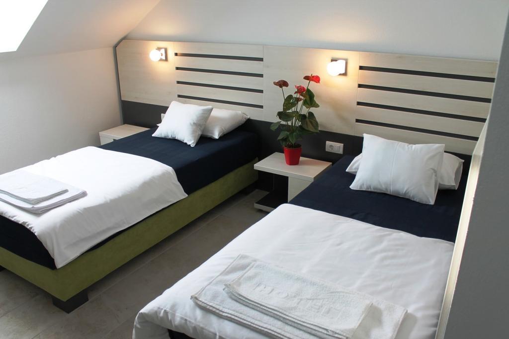 Garni Hotel 11Tica Dm Novi Sad Extérieur photo