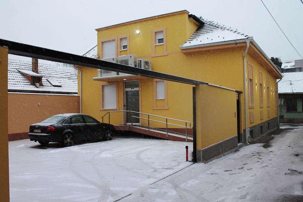 Garni Hotel 11Tica Dm Novi Sad Extérieur photo
