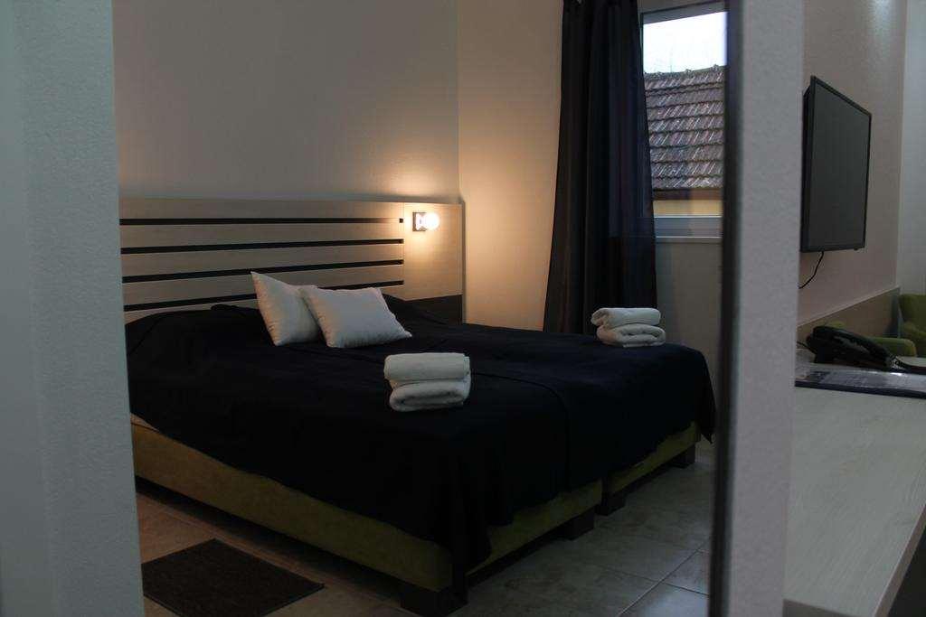 Garni Hotel 11Tica Dm Novi Sad Chambre photo