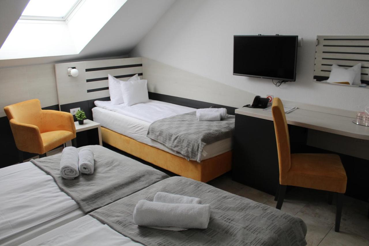 Garni Hotel 11Tica Dm Novi Sad Extérieur photo